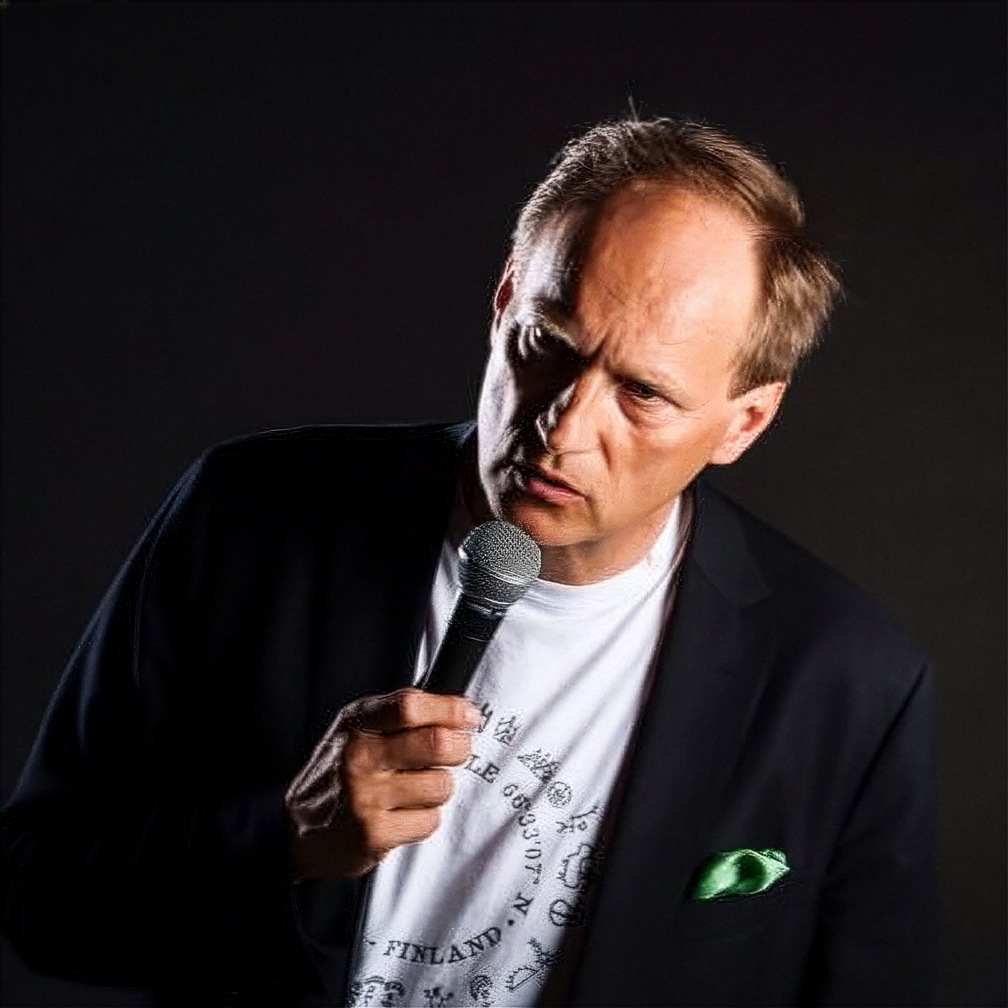 Janne Oravisto kallistaa päätään mikrofoni kädessään